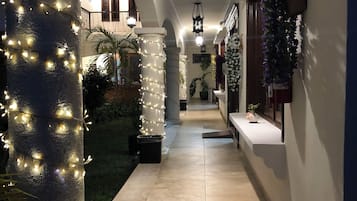 Fachada de la propiedad por la tarde o noche