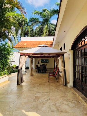 Outdoor pool, sun loungers - Hotel Boutique Villas Segovia Cozumel (Cozumel)