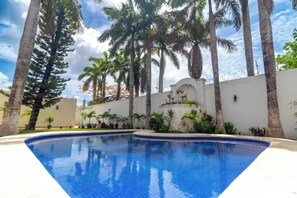 Outdoor pool, sun loungers - Hotel Boutique Villas Segovia Cozumel (Cozumel)