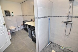 Douche, sèche-cheveux, serviettes fournies