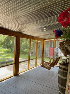Terrace/patio - Charming cabin on Lower Grand River — Bayou Pigeon, Louisiana (Plaquemine)