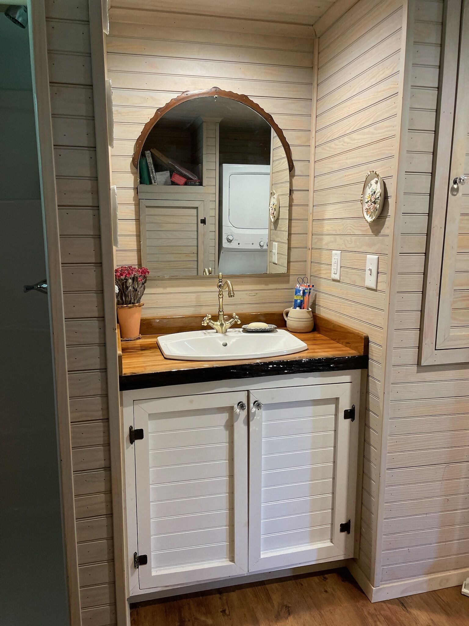 Bañera, secador de pelo, toallas y jabón