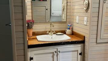 Bañera, secador de pelo, toallas y jabón