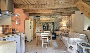 Fernseher, Kamin, Stereoanlage