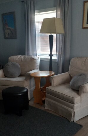 Interior - Spend the night in this blast-from-the past 1930's Shot Gun House (Canyon)