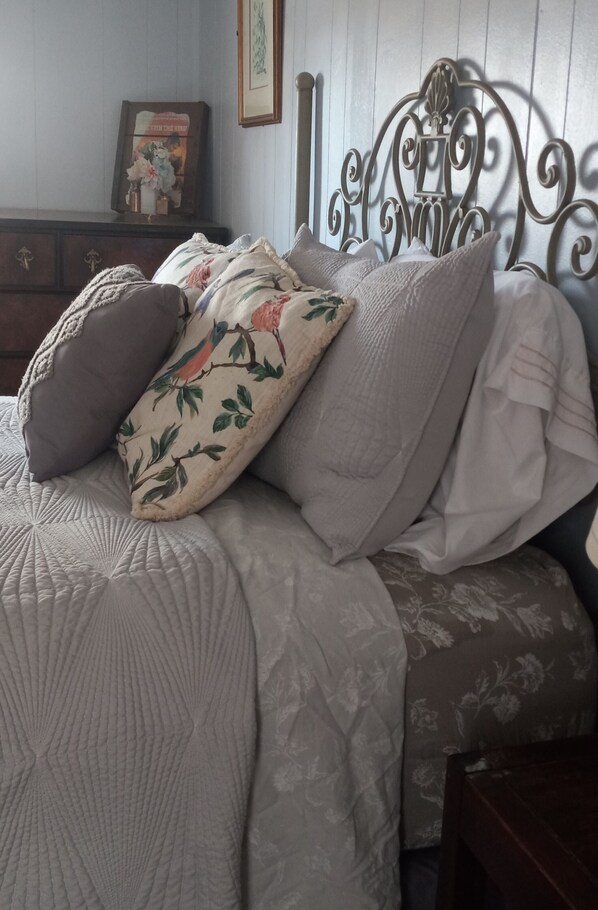 1 bedroom, iron/ironing board, free WiFi, bed sheets - Spend the night in this blast-from-the past 1930's Shot Gun House (Canyon)