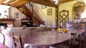 A cozy dining area with a large wooden table, chairs, and a decorative centerpiece. - Beautiful home in Selles-sur-Cher with WiFi (Selles-sur-Cher)