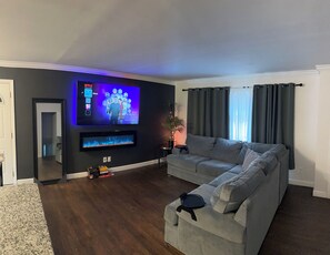 智能電視、壁爐、乒乓球設施