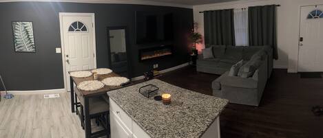 Smart TV, chimenea y tenis de mesa