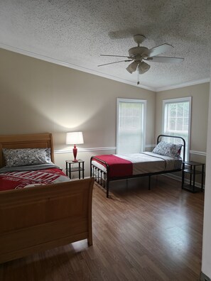 3 bedrooms, desk, iron/ironing board, free WiFi