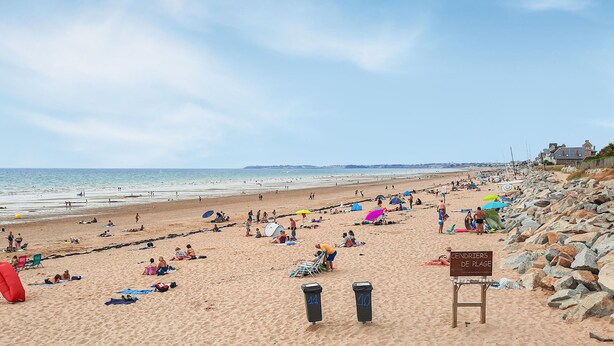 A beach with people sunbathing and swimming, a sign indicating 'CENDRIERS DE PLAGE', and a rocky shoreline with houses in the background. - 2 bedroom stunning home in Bacilly (Bacilly)