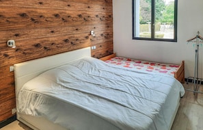 2 bedrooms, travel crib, bed sheets - 2 bedroom stunning home in Bacilly (Bacilly)