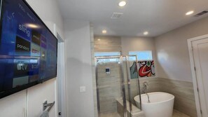 Shower, hair dryer, towels, soap - FIFA Signature | Modern 3-Story Home w/ Garage (Houston)