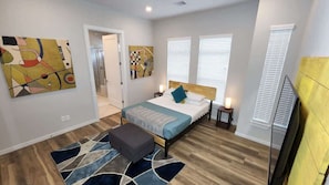 3 bedrooms, desk, iron/ironing board, travel cot - FIFA Signature | Modern 3-Story Home w/ Garage (Houston)