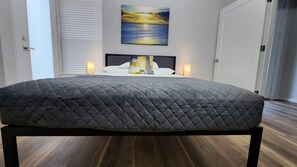 3 bedrooms, desk, iron/ironing board, travel cot - FIFA Signature | Modern 3-Story Home w/ Garage (Houston)