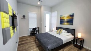 3 makuuhuonetta, työpöytä, silitysrauta/-lauta, vauvan matkasänky