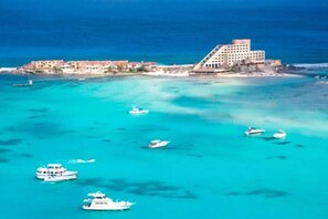 Beach nearby - Massive 1600sqft Lake View Condo | Golf Cart Assistance | Fast WiFi + Breakfast (Isla Mujeres)