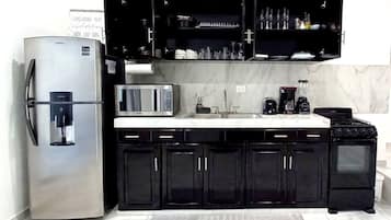 Frigorífico, microondas, horno y placa de cocina