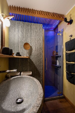 Douche, séchoir à cheveux, bidet, serviettes fournies