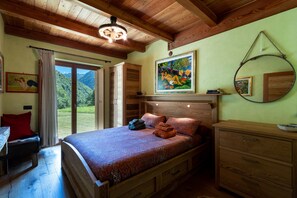 2 bedrooms, desk, iron/ironing board, travel crib - Walser chalet with 3,000sqm garden property 15 minutes from Alagna (Piode)