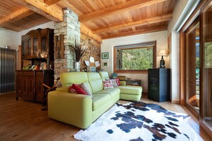 Smart TV, fireplace, books, music library - Walser chalet with 3,000sqm garden property 15 minutes from Alagna (Piode)