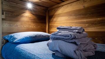 2 Schlafzimmer, Schreibtisch, Bügeleisen/Bügelbrett, Reisekinderbett