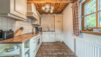 Kühlschrank, Ofen, Geschirrspüler, Wasserkocher mit Kaffee-/Teezubehör