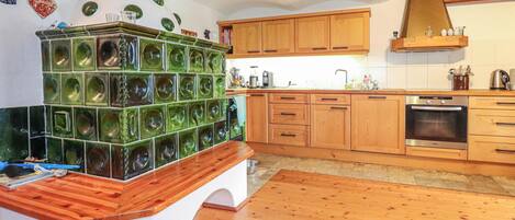 Fridge, dishwasher, coffee/tea maker