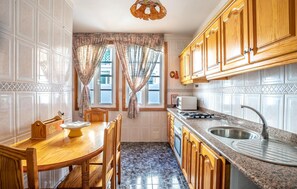 Réfrigérateur, four, plaque de cuisson, cafetière/bouilloire