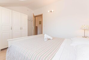 1 bedroom, travel cot, free WiFi, bed sheets