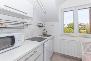 Réfrigérateur, surface de cuisson, lave-vaisselle, cafetière-théière