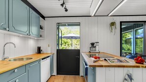 Kaffetrakter/tekoker, kjøleskap, kokeplater og oppvaskmaskin