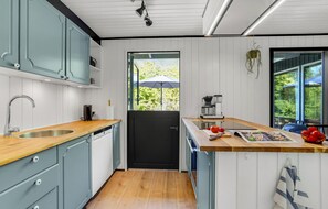 Kylskåp, spishäll, diskmaskin och kaffe- och tebryggare