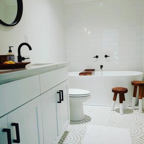 Vasca, asciugacapelli, asciugamani, sapone