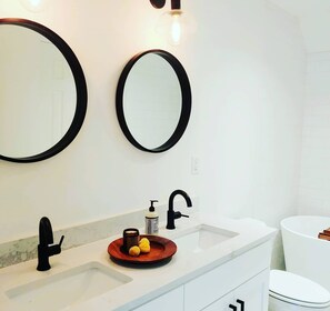 Tina, secadora de cabello, toallas, jabón