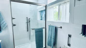 Duschwanne, Haartrockner, Bidet, Handtücher
