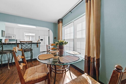 2 Bdr, 1 bath, 4 guests: Entire Cozy Cottage Historical Tyler Azalea District