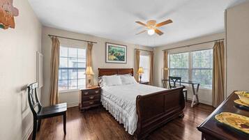 2 dormitorios, caja fuerte, escritorio y tabla de planchar con plancha