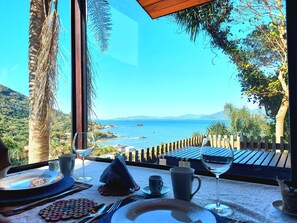 Outdoor dining - Chalet in the mountains with a sea view (Florianópolis)