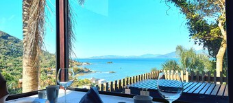 Chalezinho na montanha com vista para o mar