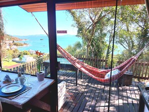 Outdoor dining - Chalet in the mountains with a sea view (Florianópolis)