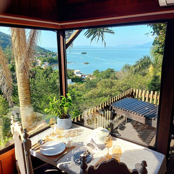 Dining - Chalet in the mountains with a sea view (Florianópolis)