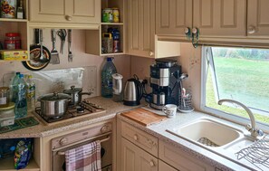 Fridge, oven, stovetop, coffee/tea maker