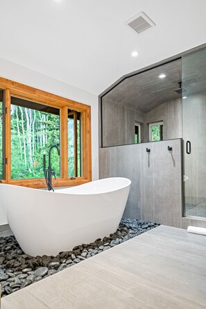 Badewanne, Haartrockner, Handtücher, Seife