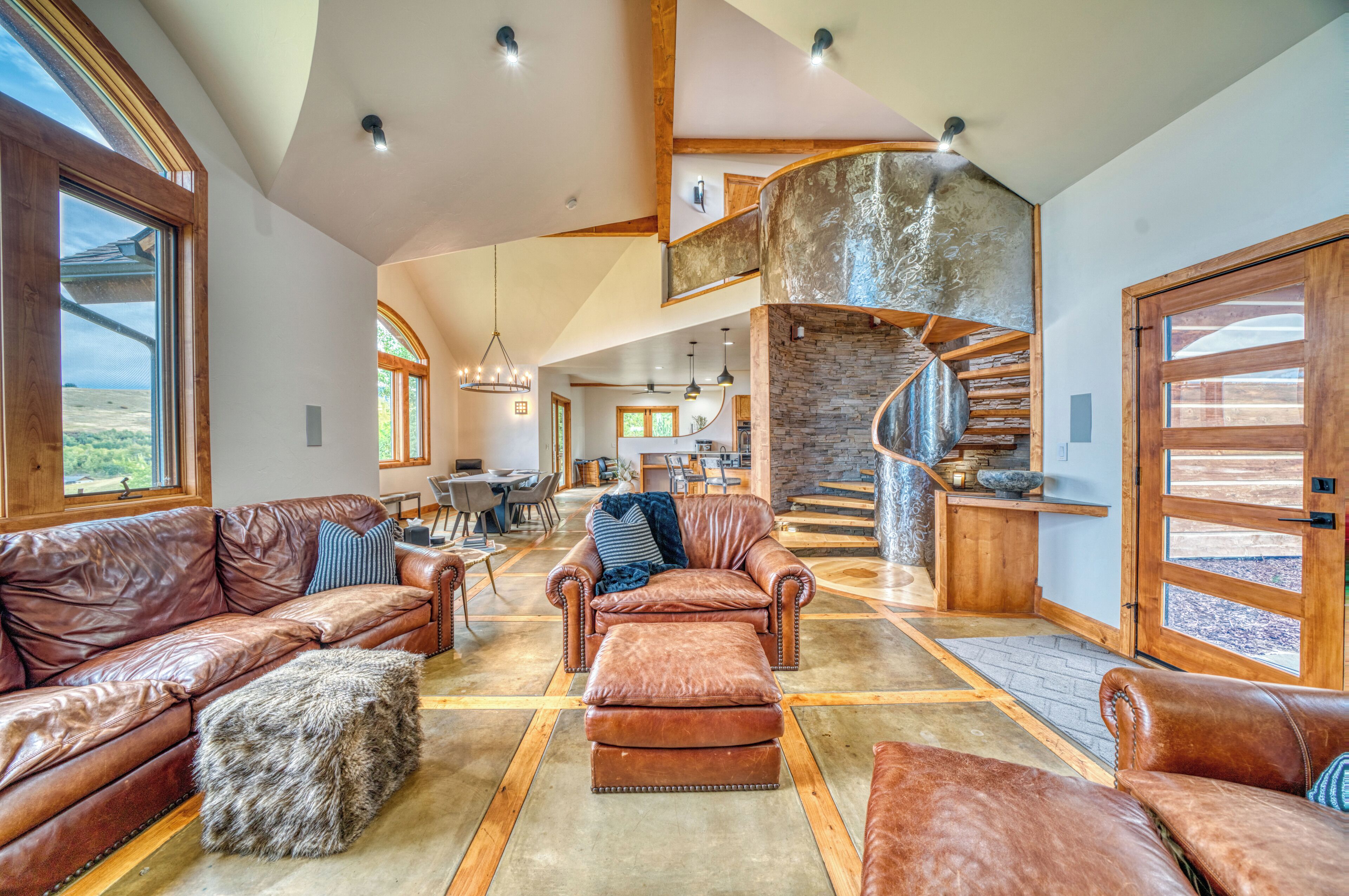 Smart TV, fireplace, stereo