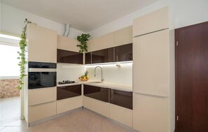 Fridge, oven, stovetop, dishwasher - Awesome apartment in Sutivan with WiFi (Sutivan)