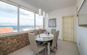 Dining - Awesome apartment in Sutivan with WiFi (Sutivan)