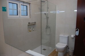 Chuveiro/banheira combinados, secador de cabelo, bidê, toalhas de banho