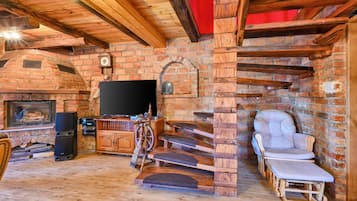 Smart TV, lareira, pebolim, aparelho de som