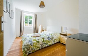 2 bedrooms, iron/ironing board, travel cot, free WiFi